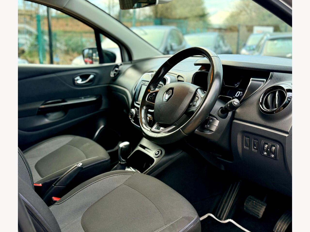 Renault Captur LX17UKW