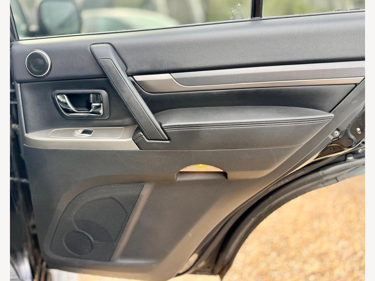 Mitsubishi Shogun YR64RFJ