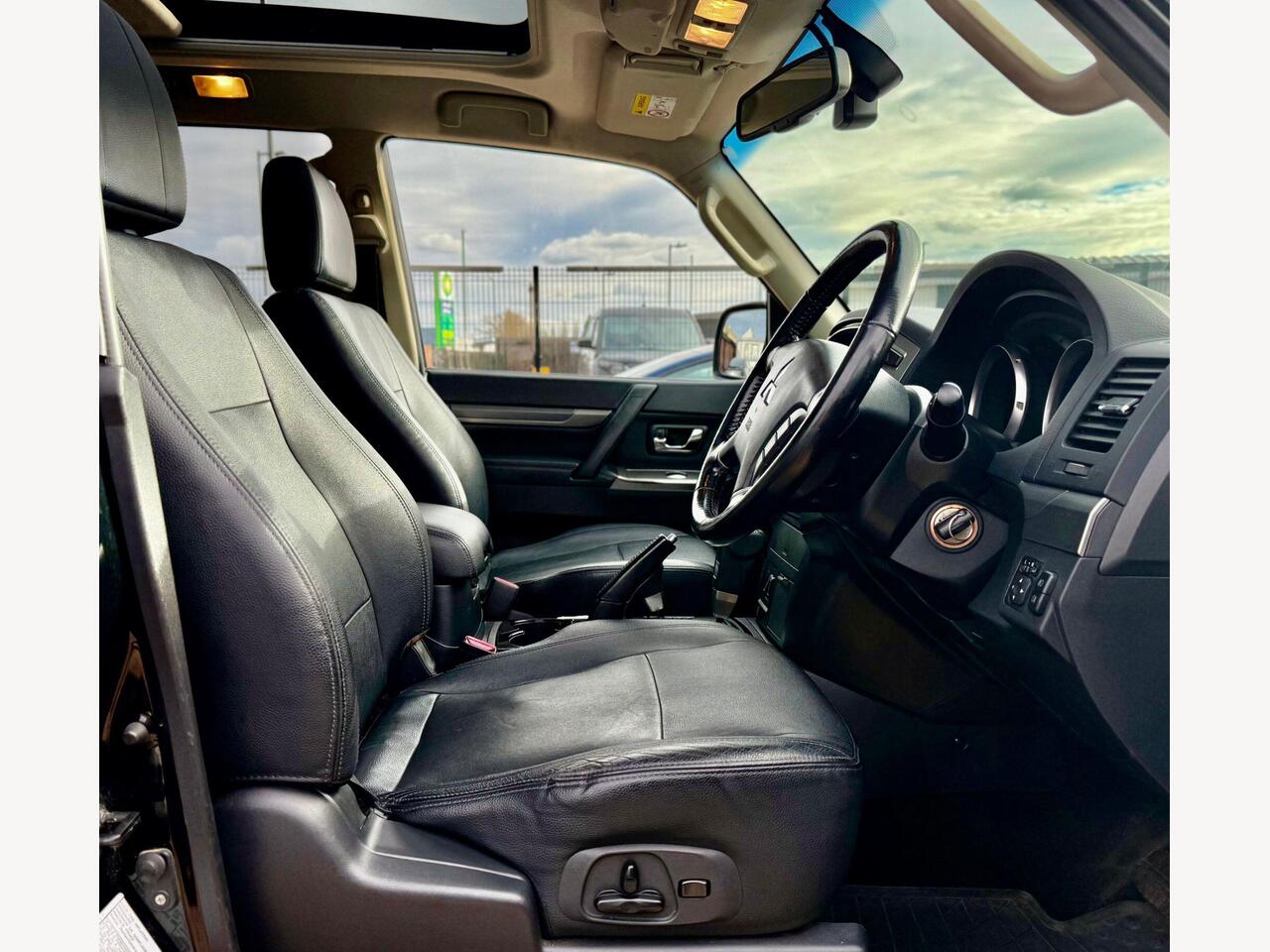 Mitsubishi Shogun YR64RFJ