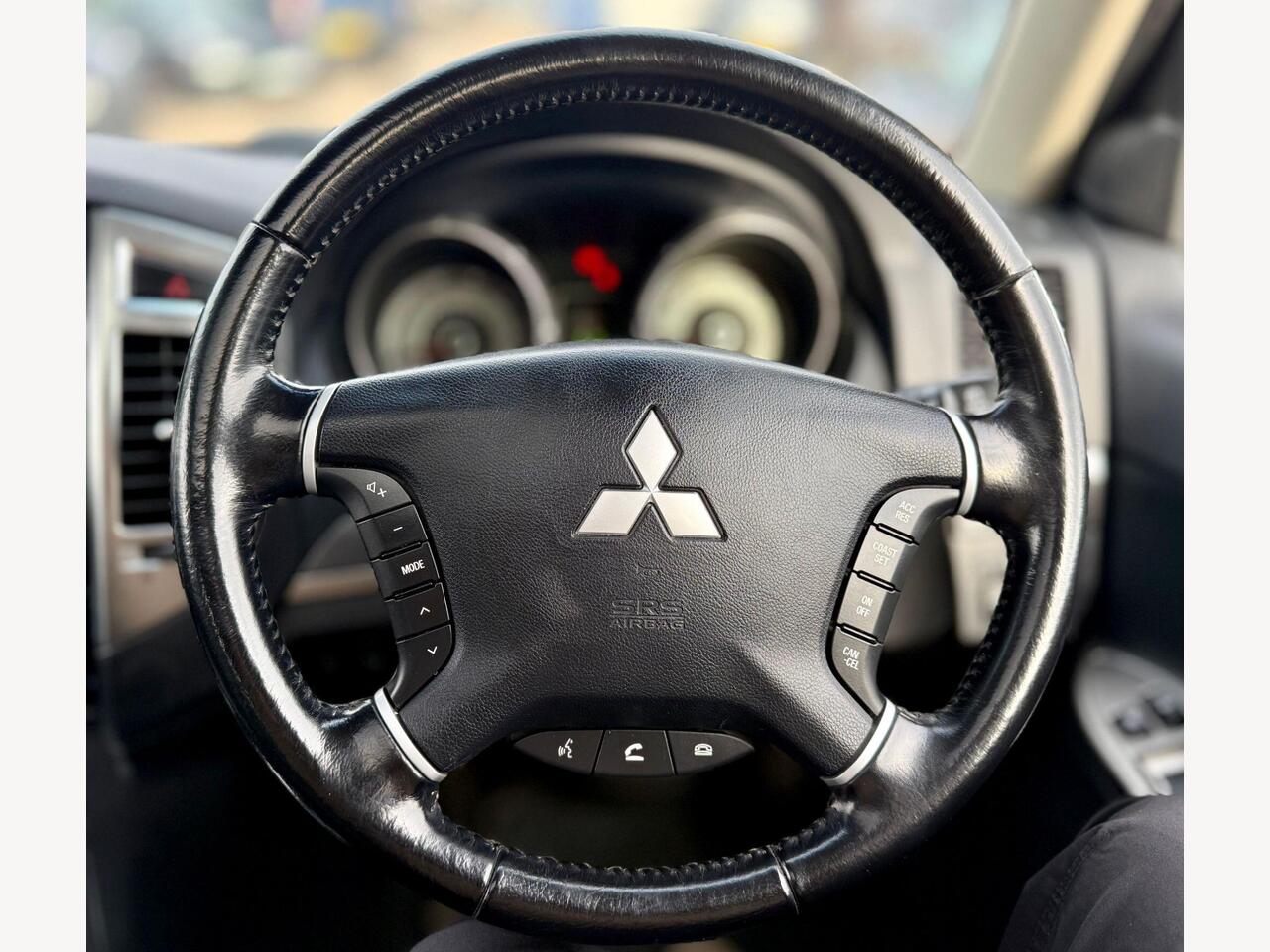 Mitsubishi Shogun YR64RFJ