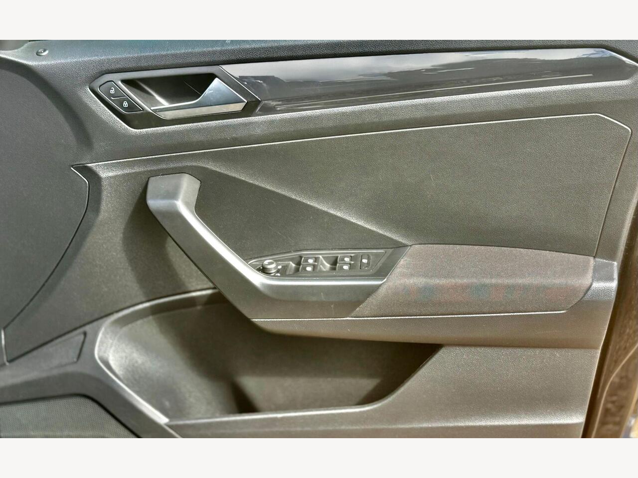 Volkswagen T-Roc DE18TXJ